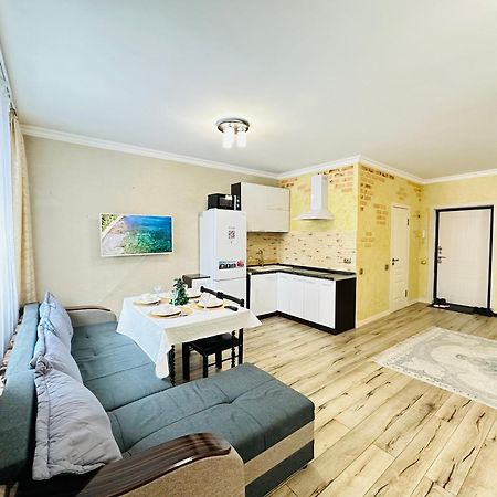 Appartamento Vostochnyi Park Apartament In The Center Of Almaty Esterno foto