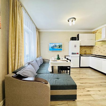 Appartamento Vostochnyi Park Apartament In The Center Of Almaty Esterno foto