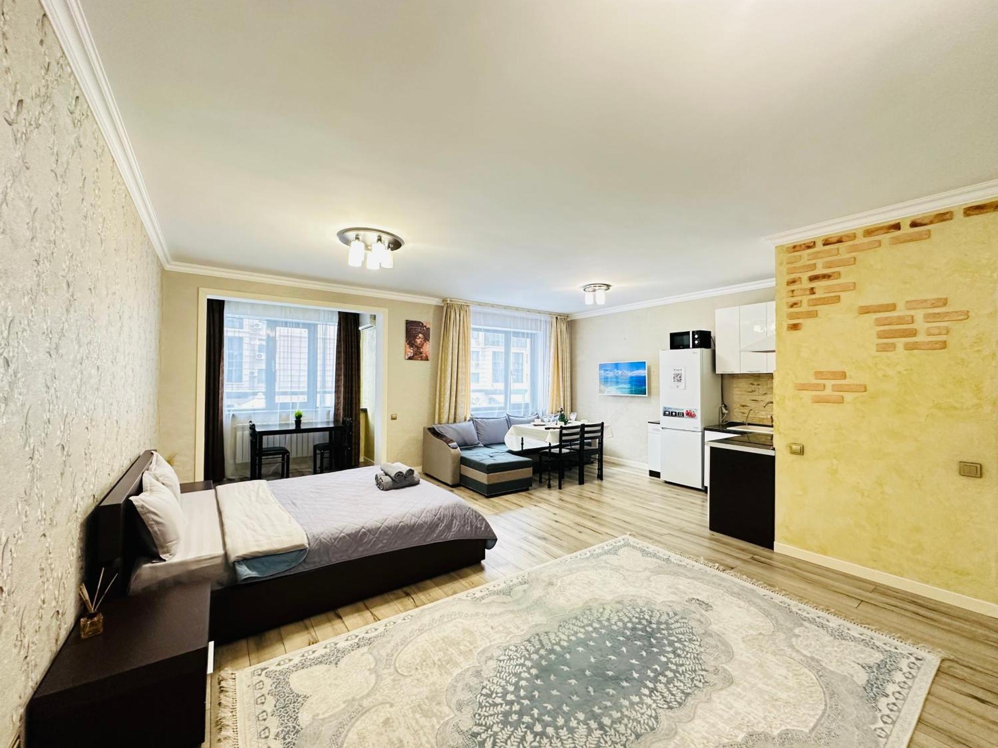 Appartamento Vostochnyi Park Apartament In The Center Of Almaty Esterno foto