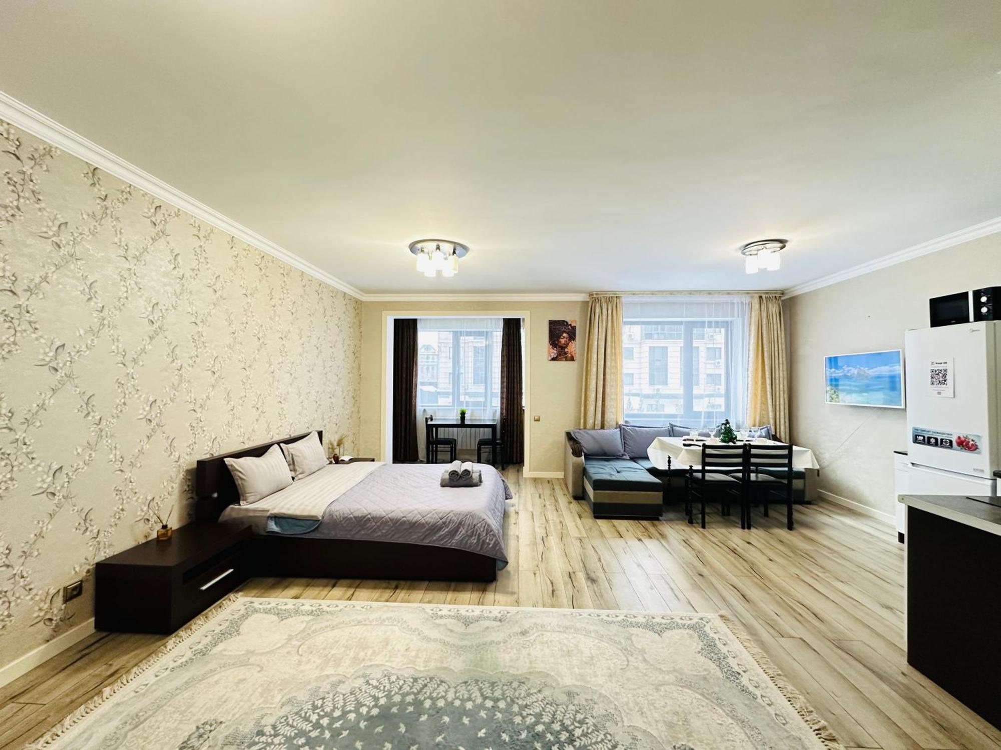 Appartamento Vostochnyi Park Apartament In The Center Of Almaty Esterno foto