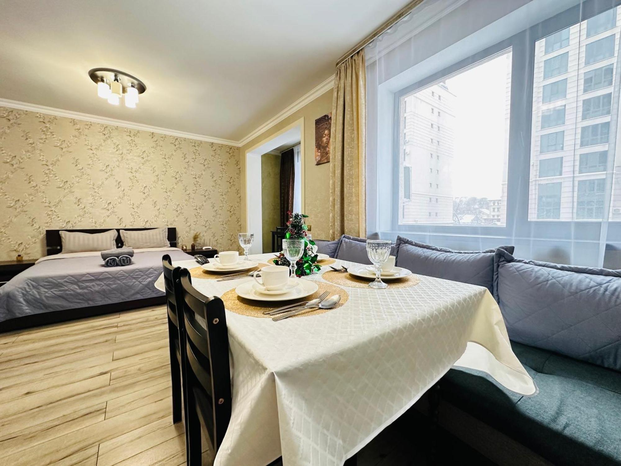 Appartamento Vostochnyi Park Apartament In The Center Of Almaty Esterno foto