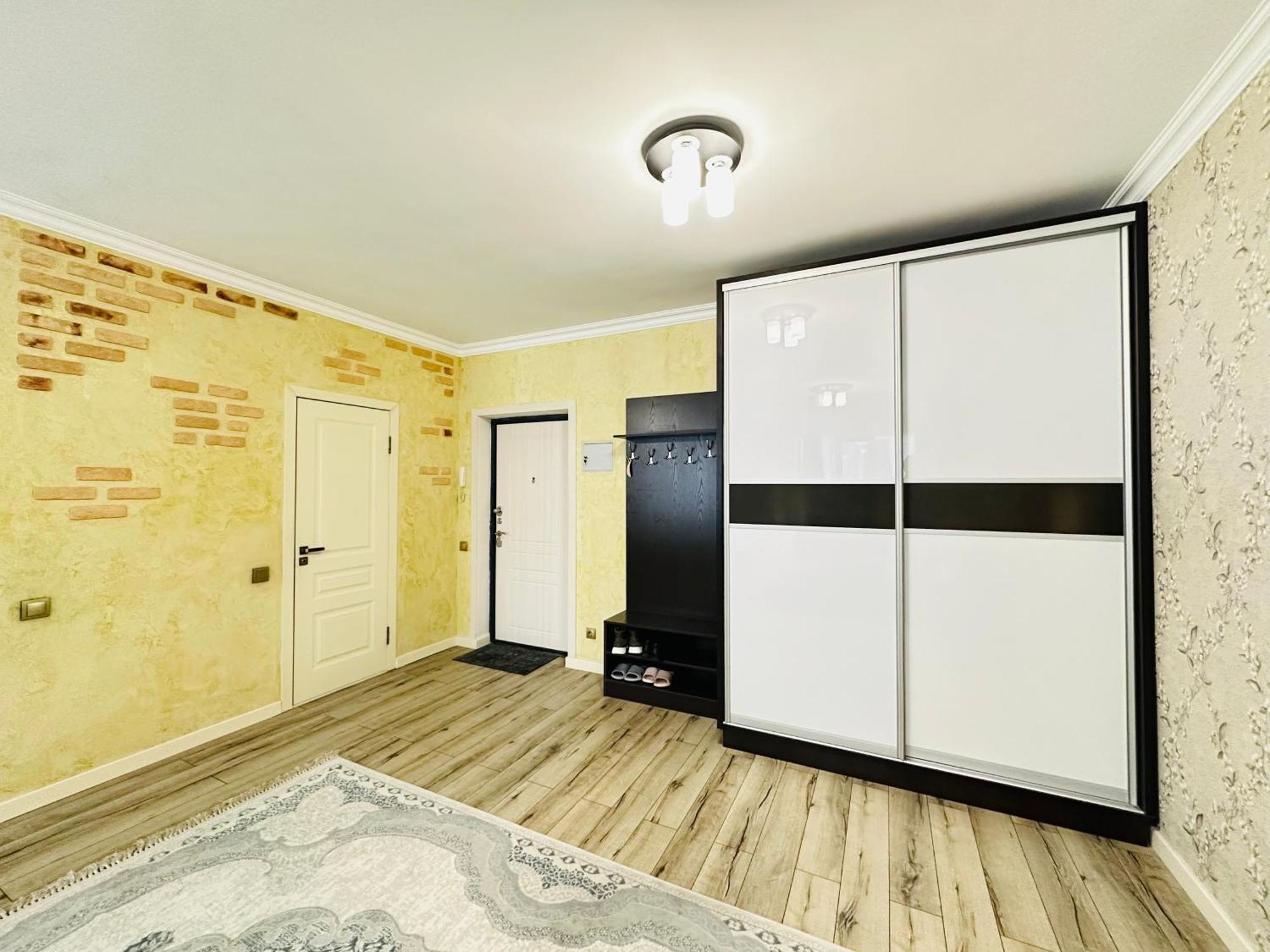 Appartamento Vostochnyi Park Apartament In The Center Of Almaty Esterno foto