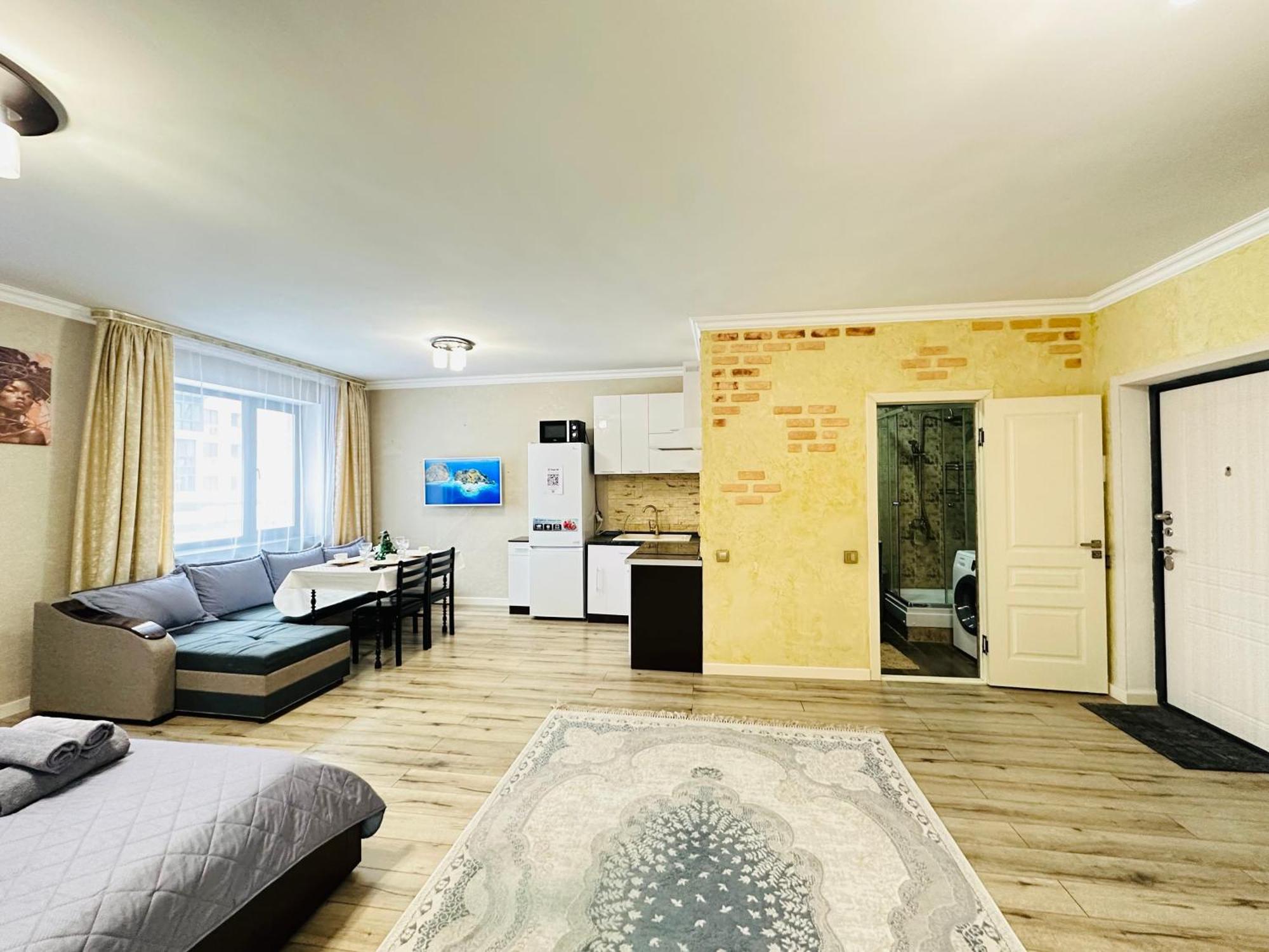 Appartamento Vostochnyi Park Apartament In The Center Of Almaty Esterno foto