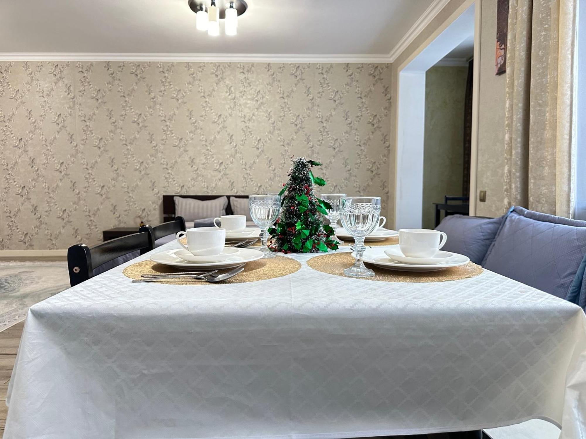 Appartamento Vostochnyi Park Apartament In The Center Of Almaty Esterno foto