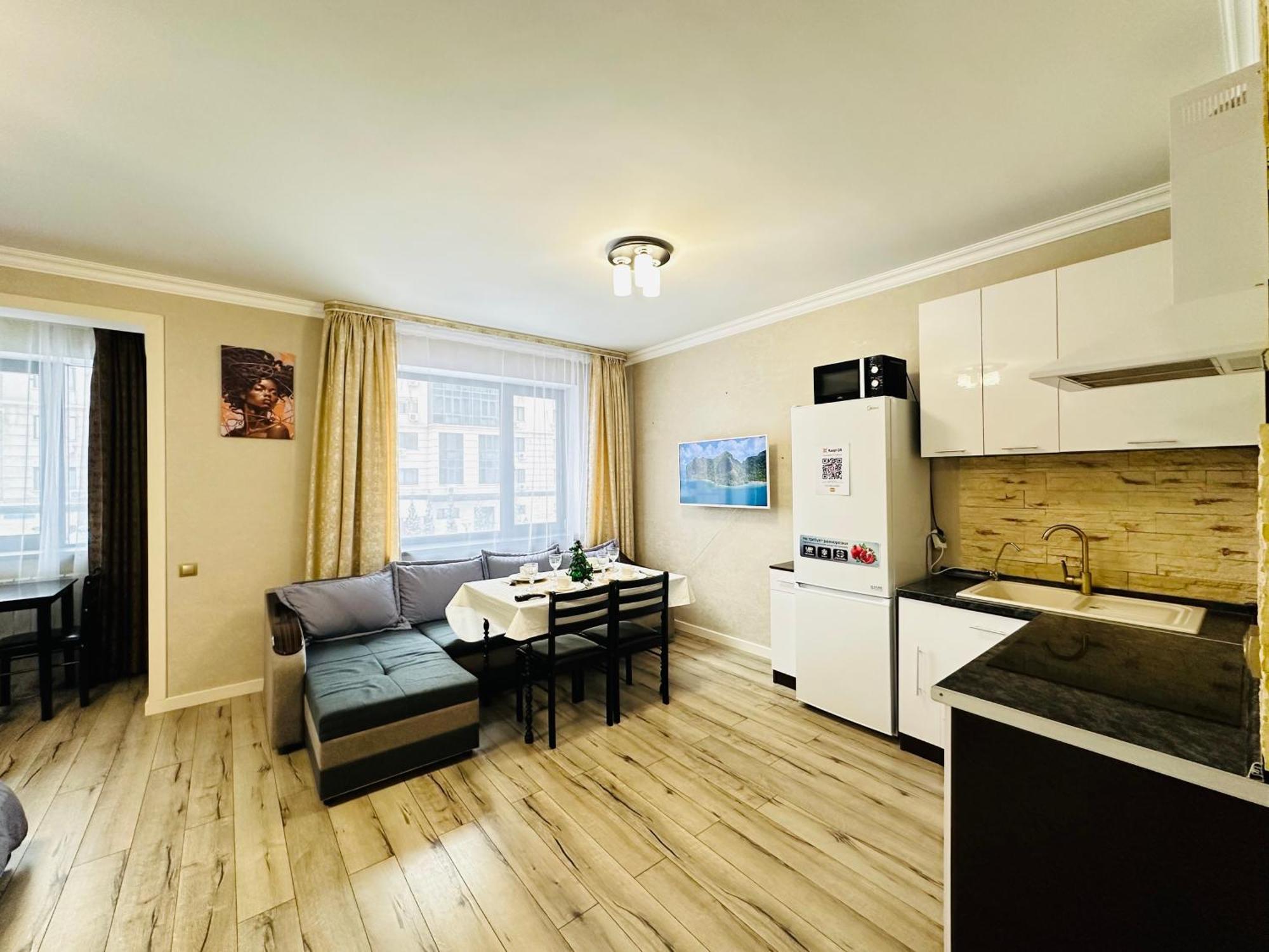 Appartamento Vostochnyi Park Apartament In The Center Of Almaty Esterno foto