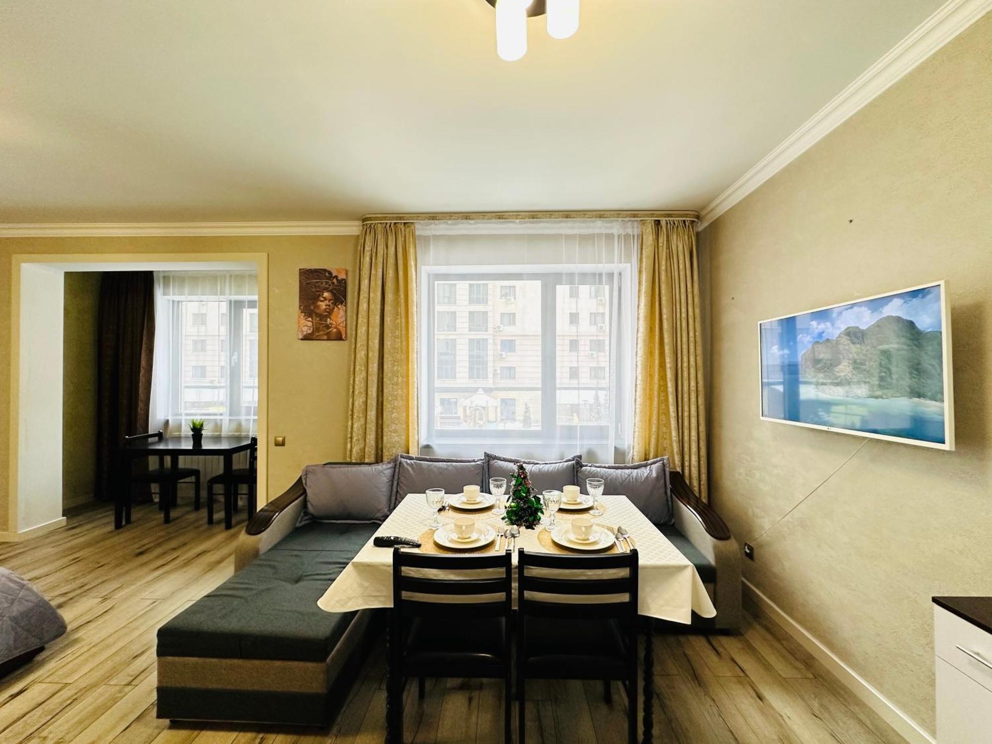 Appartamento Vostochnyi Park Apartament In The Center Of Almaty Esterno foto