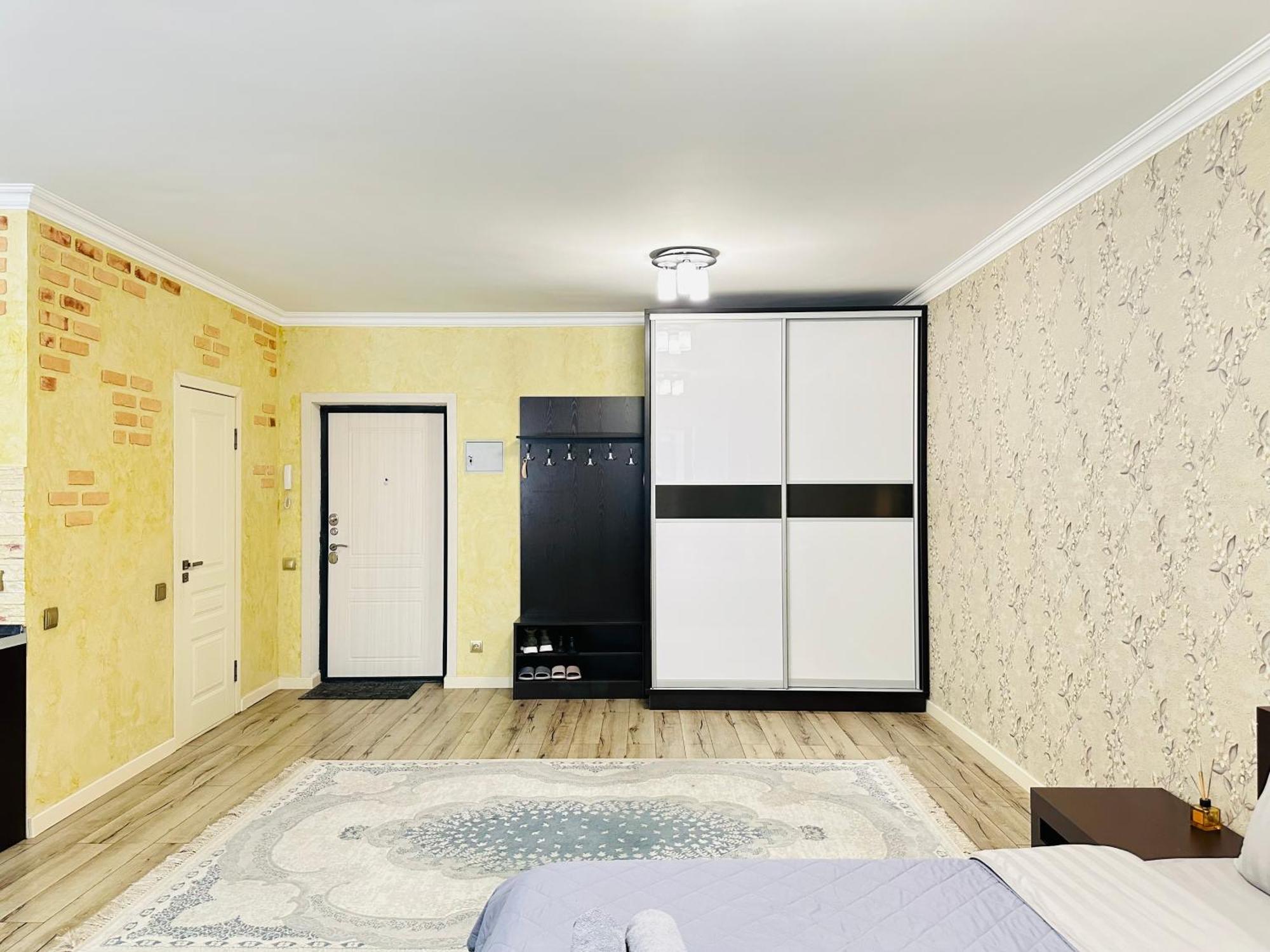 Appartamento Vostochnyi Park Apartament In The Center Of Almaty Esterno foto