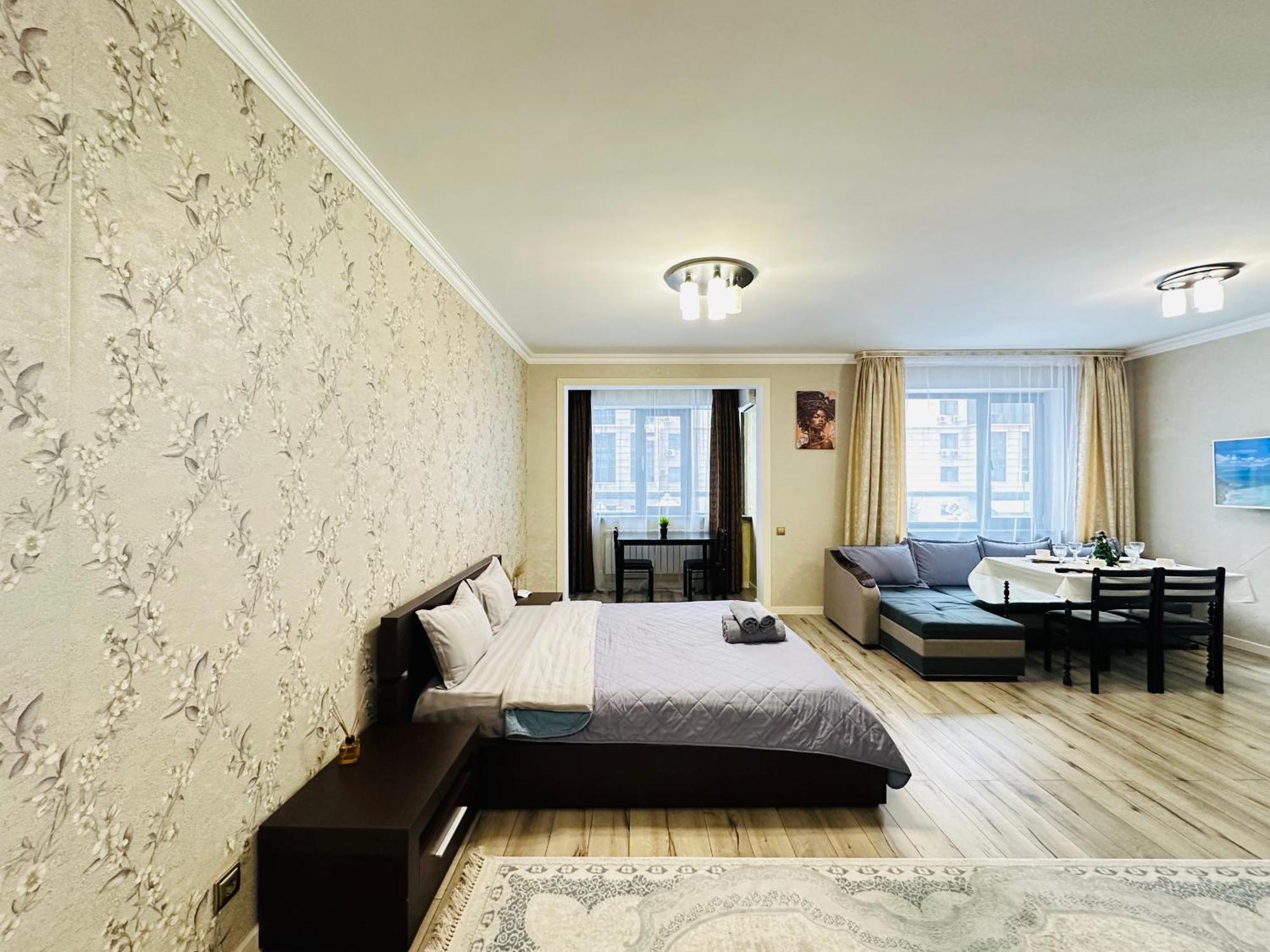 Appartamento Vostochnyi Park Apartament In The Center Of Almaty Esterno foto