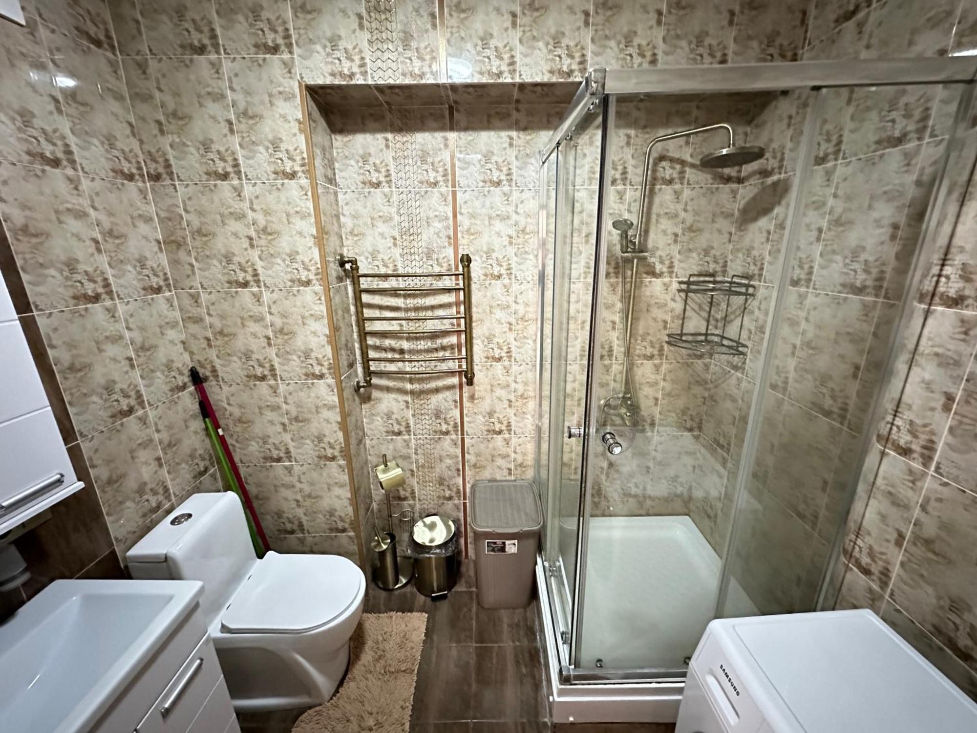 Appartamento Vostochnyi Park Apartament In The Center Of Almaty Esterno foto