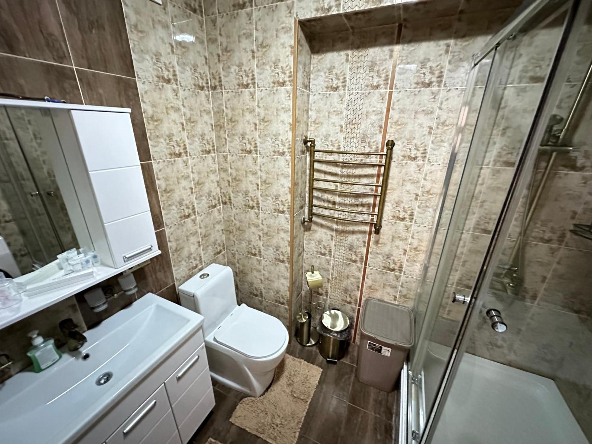Appartamento Vostochnyi Park Apartament In The Center Of Almaty Esterno foto