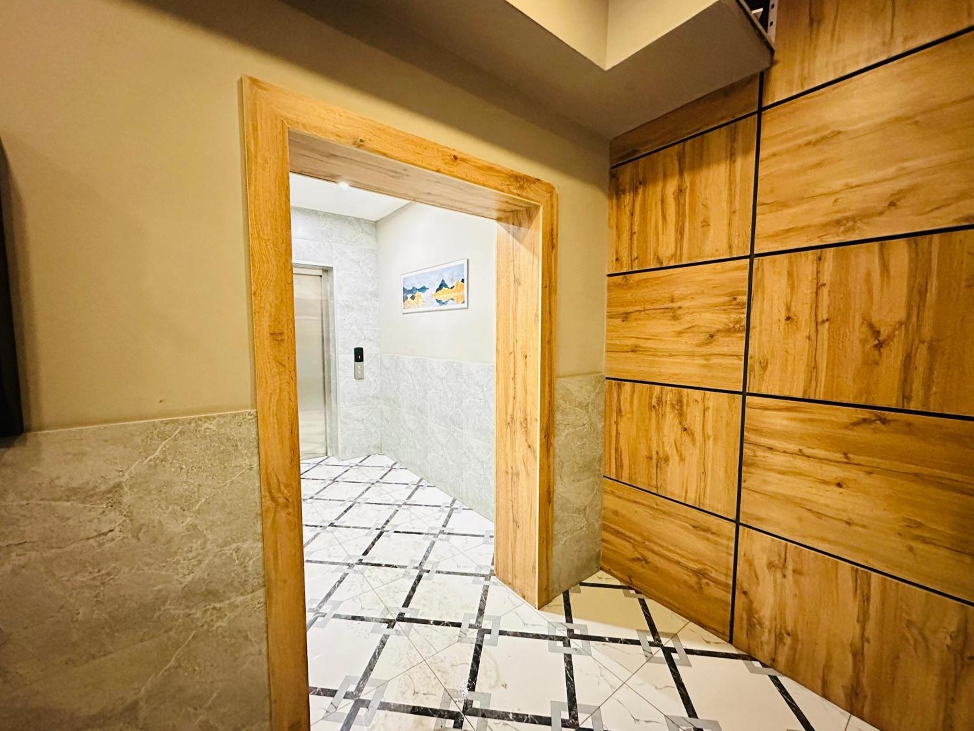 Appartamento Vostochnyi Park Apartament In The Center Of Almaty Esterno foto