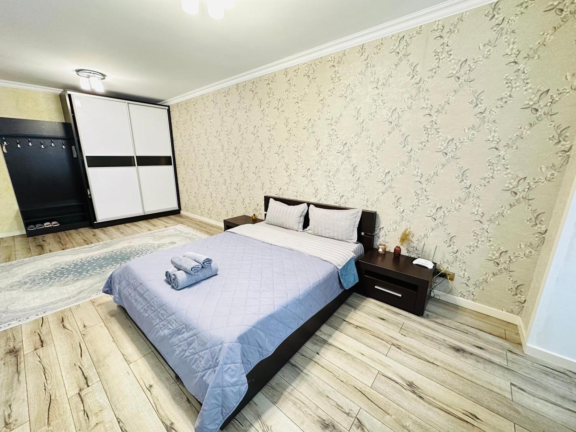 Appartamento Vostochnyi Park Apartament In The Center Of Almaty Esterno foto