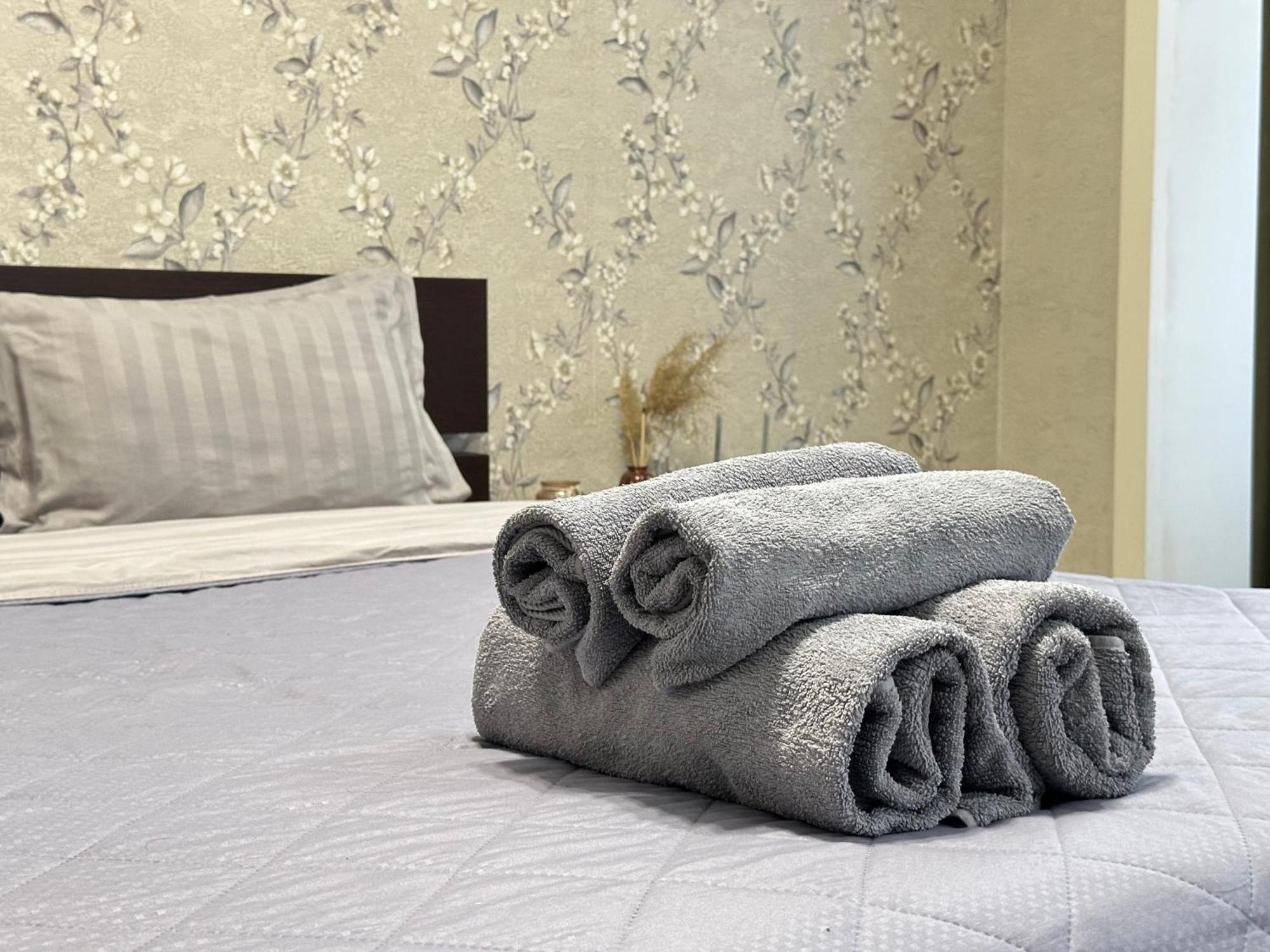 Appartamento Vostochnyi Park Apartament In The Center Of Almaty Esterno foto