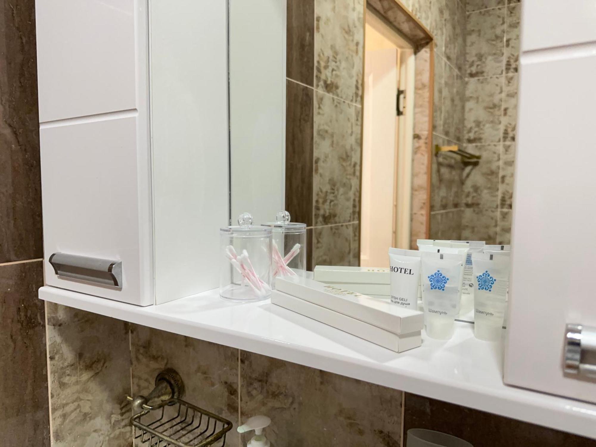 Appartamento Vostochnyi Park Apartament In The Center Of Almaty Esterno foto