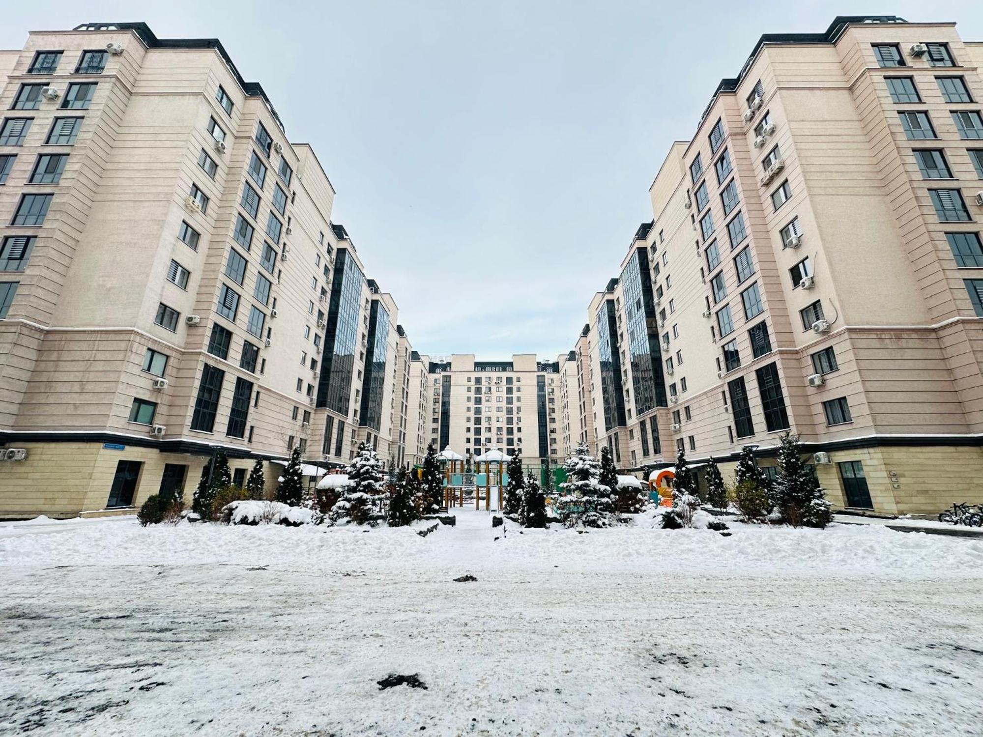 Appartamento Vostochnyi Park Apartament In The Center Of Almaty Esterno foto