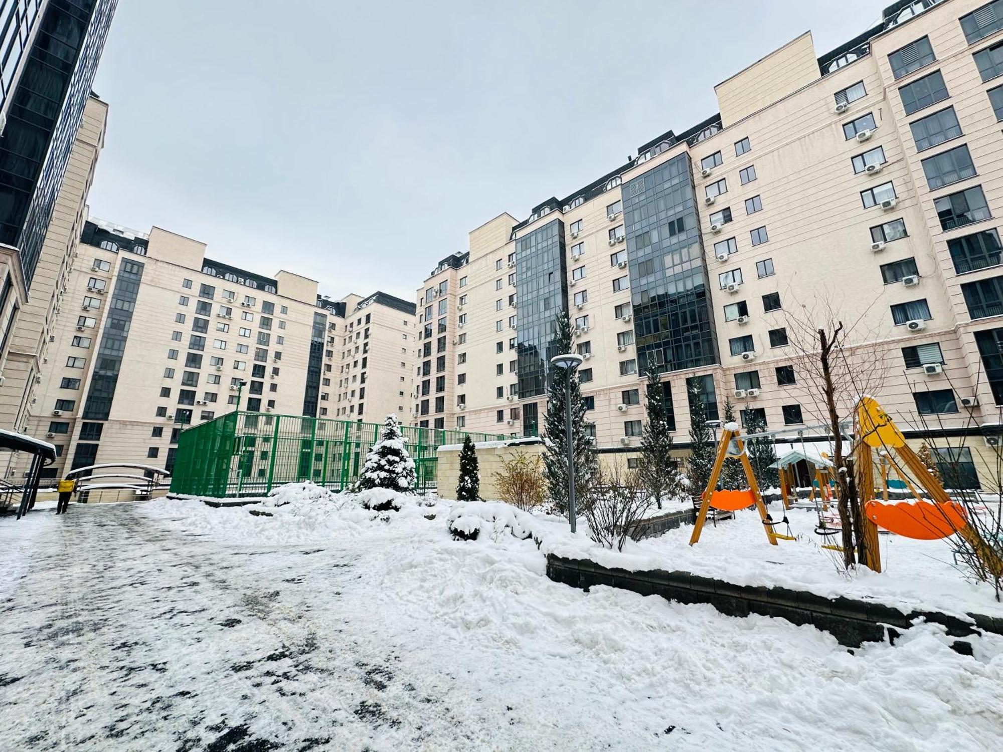 Appartamento Vostochnyi Park Apartament In The Center Of Almaty Esterno foto