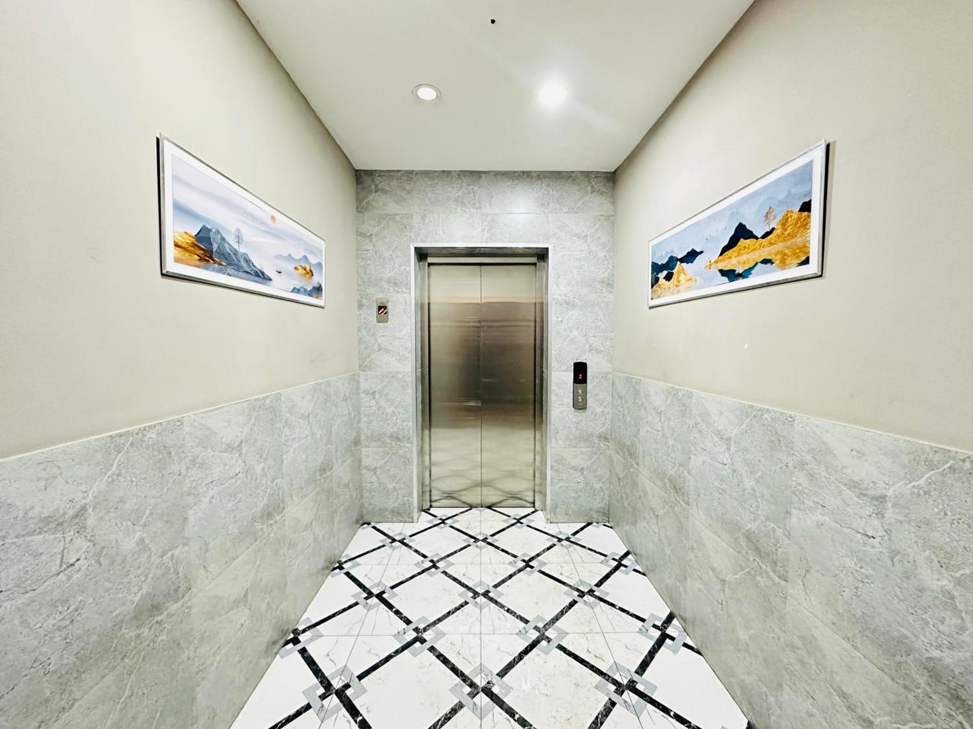 Appartamento Vostochnyi Park Apartament In The Center Of Almaty Esterno foto