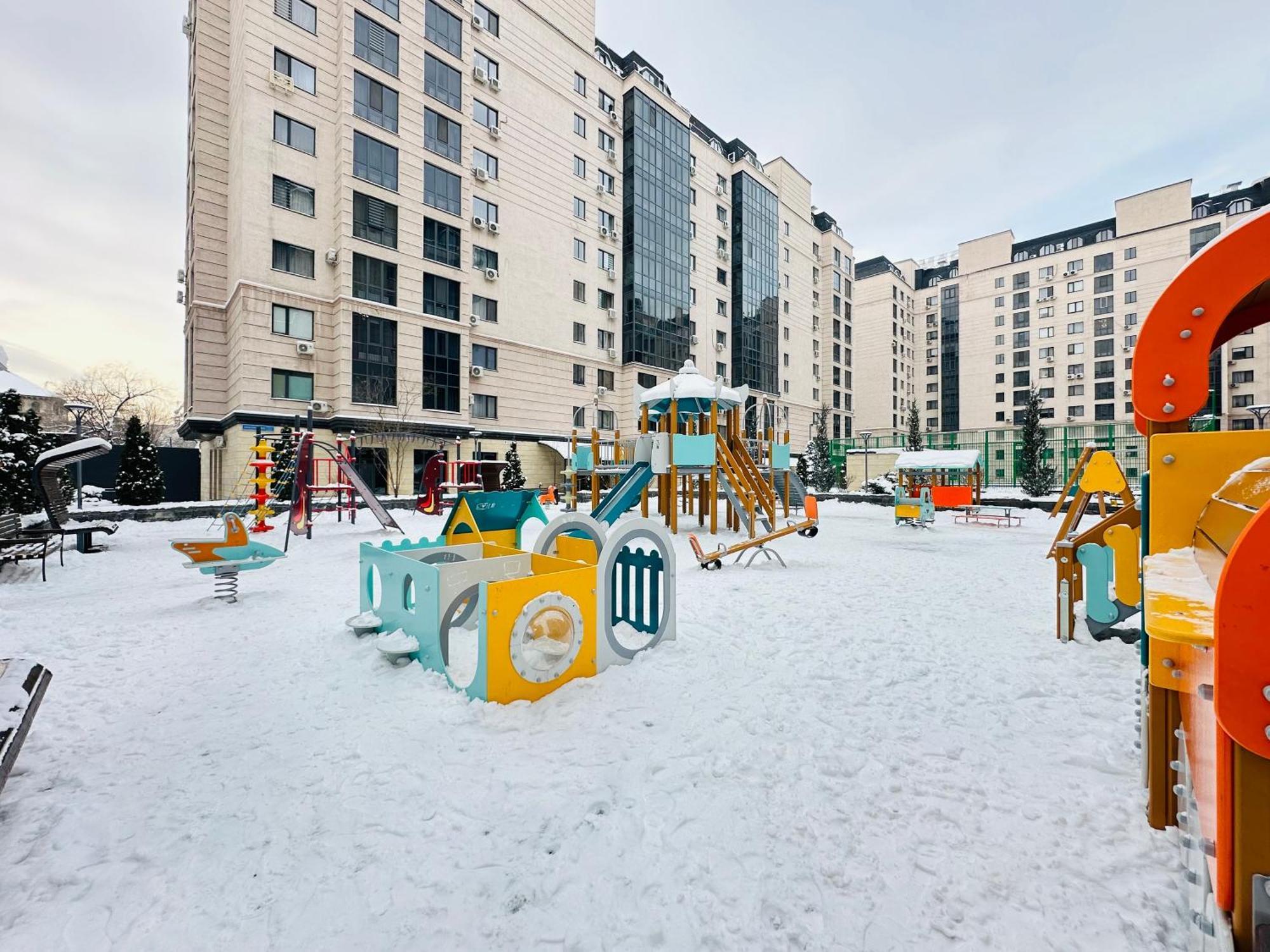 Appartamento Vostochnyi Park Apartament In The Center Of Almaty Esterno foto